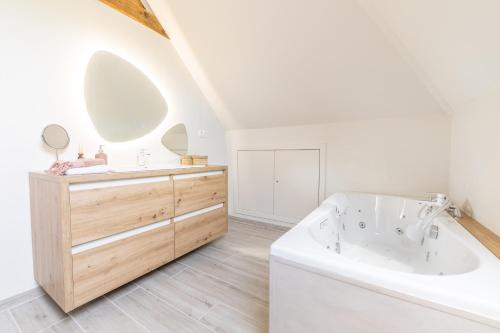 uma casa de banho branca com uma banheira e um lavatório em Gîte Athois la campagne em Ath