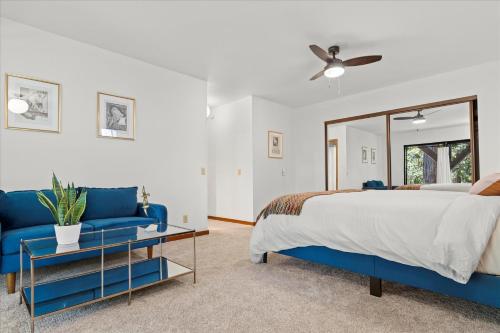 Giường trong phòng chung tại Guerneville Escape Redwoods Deck BBQ Fire table