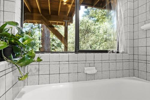 Phòng tắm tại Guerneville Escape Redwoods Deck BBQ Fire table