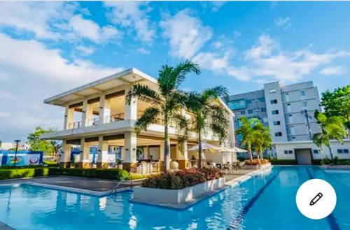 een villa met een zwembad voor een gebouw bij 8 Spatial Condominium in Davao City