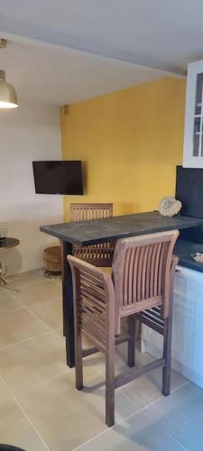 Una televisión o centro de entretenimiento en Le gîte des Pierres Dorées