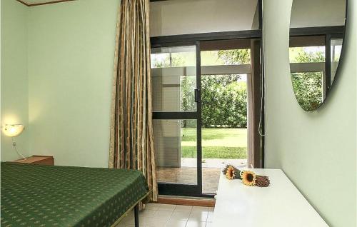 1 dormitorio con cama y ventana grande en Mono 3, en Marina di Bibbona