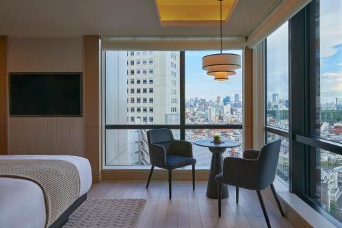 Χώρος καθιστικού στο Kimpton Shinjuku Tokyo by IHG