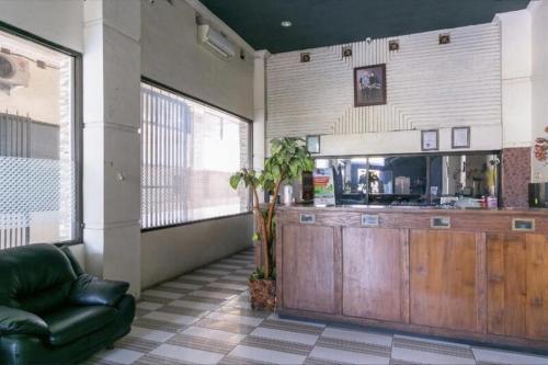 バンジャルマシンにあるUrbanview Hotel Kanca Banjarmasin by RedDoorzのレストラン内のカウンター付き待合室