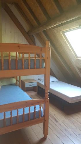 Poschodová posteľ alebo postele v izbe v ubytovaní Grange en autonomie en montagne