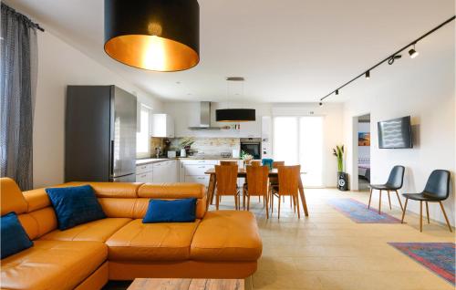 un soggiorno con divano e sala da pranzo di Amazing Home In Vodnjan With Wifi a Vodnjan (Dignano)