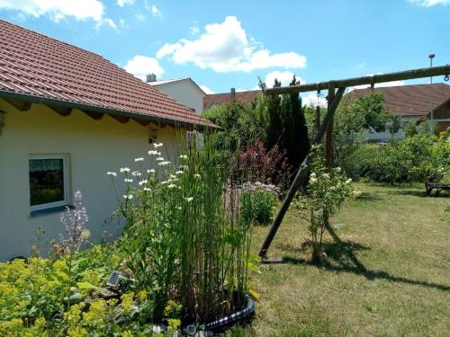 un jardín con flores en el patio de una casa en Ferienhaus Silvia 