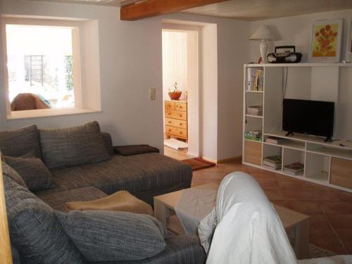 uma sala de estar com um sofá e uma televisão em Ferienhaus Silvia 