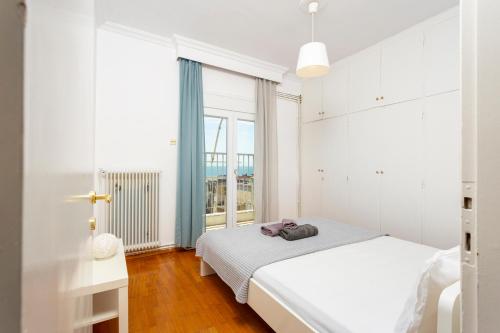 A bed or beds in a room at Houseloft Metropolis Panorama