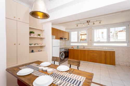 A kitchen or kitchenette at Houseloft Metropolis Panorama