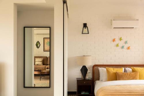 Katil atau katil-katil dalam bilik di El Raso, Premium 1 BHK Apartments with Shared Pool, just 2 mins drive from famous Parra Coconut Tree Road, 24x7 Security, Kitchen, Daily Housekeeping
