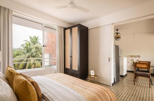 Katil atau katil-katil dalam bilik di El Raso, Premium 1 BHK Apartments with Shared Pool, just 2 mins drive from famous Parra Coconut Tree Road, 24x7 Security, Kitchen, Daily Housekeeping