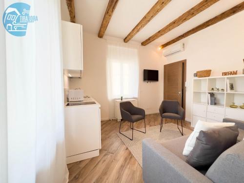 奧皮奇納村的住宿－Basovizza 3 Alessandro Tirabora Short Rent，带沙发的客厅和厨房