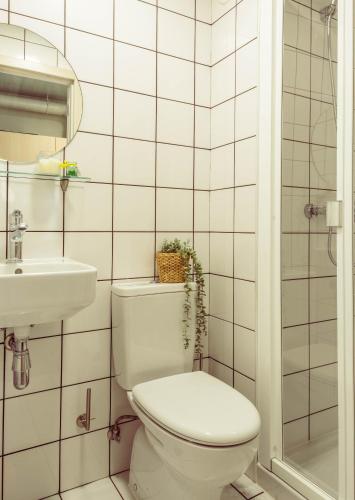 a bathroom with a toilet and a sink at micampus Covilhã in Covilhã