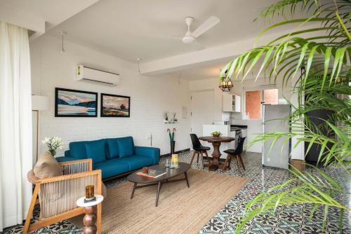 Ruang duduk di El Raso, Premium 1 BHK Apartments with Shared Pool, just 2 mins drive from famous Parra Coconut Tree Road, 24x7 Security, Kitchen, Daily Housekeeping