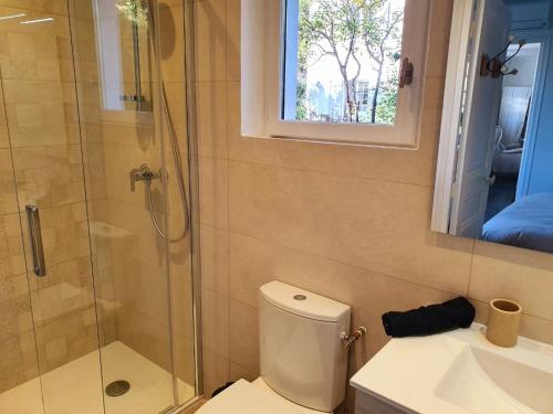 łazienka z prysznicem, toaletą i umywalką w obiekcie CANNES - PETIT JUAS, CHARMANTE VILLA AU CALME, TOUT CONFORT w Cannes