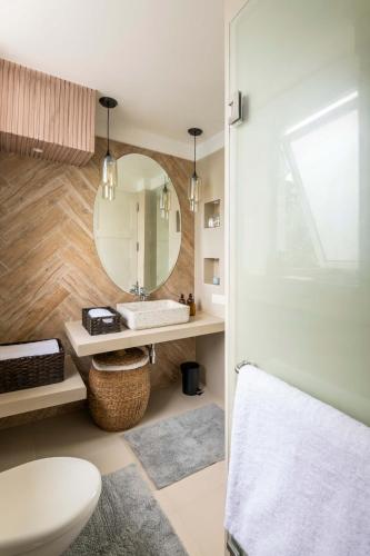 Bilik mandi di El Raso, Premium 1 BHK Apartments with Shared Pool, just 2 mins drive from famous Parra Coconut Tree Road, 24x7 Security, Kitchen, Daily Housekeeping
