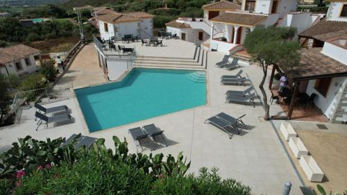 una imagen de una piscina en una villa en Residence Chiaro di Luna, en San Teodoro