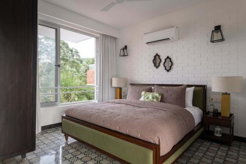 Katil atau katil-katil dalam bilik di El Raso, Premium 1 BHK Apartments with Shared Pool, just 2 mins drive from famous Parra Coconut Tree Road, 24x7 Security, Kitchen, Daily Housekeeping