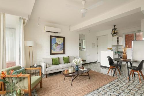Dapur atau dapur kecil di El Raso, Premium 1 BHK Apartments with Shared Pool, just 2 mins drive from famous Parra Coconut Tree Road, 24x7 Security, Kitchen, Daily Housekeeping