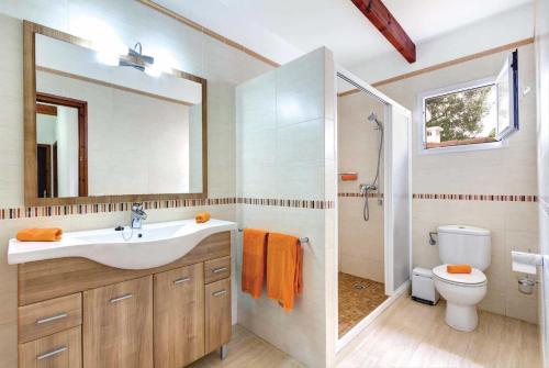 ビニベカにあるBeatrizのバスルーム(洗面台、トイレ、鏡付)