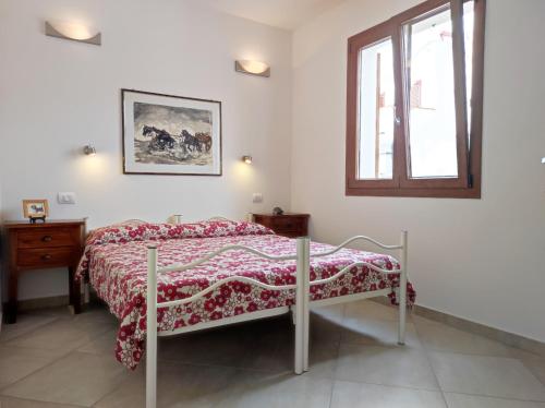 Schlafzimmer mit einem Bett und einem Fenster in der Unterkunft Casa Vacanza Luna in SantʼAntìoco