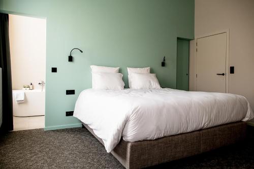 Säng eller sängar i ett rum på Hôtel de la Poste