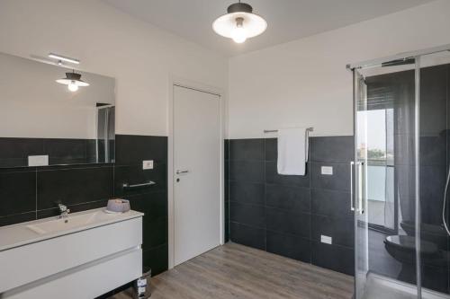 La salle de bains est pourvue d'une douche, d'un lavabo et de toilettes. dans l'établissement b&b airport bari-palese luxury 1, à Bari