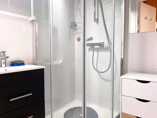une douche avec une porte vitrée dans une salle de bain dans l'établissement Appartement climatisé, 4 couchages, à 2 pas de la plage au Lavandou - FR-1-251-93, au Lavandou