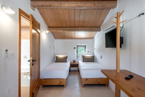 เตียงในห้องที่ Villa Froudi near Falaserna ''construction 2022''