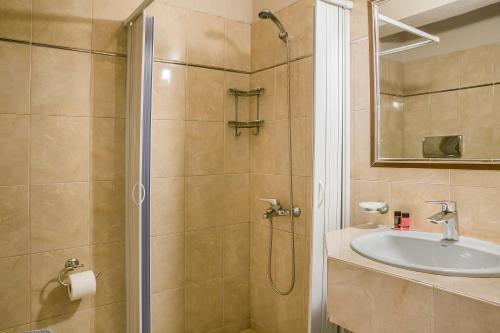 Bilik mandi di Irilena Hotel