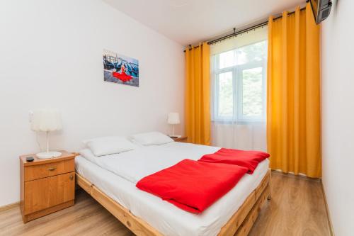康坦利拜斯可的住宿－Relaks Kąty Rybackie，一间卧室配有一张床铺,床上铺有红色毯子