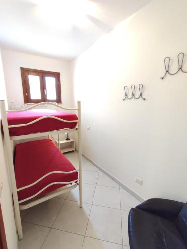 Pokój z 2 łóżkami piętrowymi w pokoju w obiekcie Casa Vacanza Nuvola w mieście SantʼAntìoco