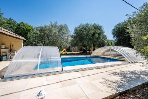 - une piscine avec une tente au-dessus d'une maison dans l'établissement Villa charmante avec piscine privée à Fayence, à Fayence