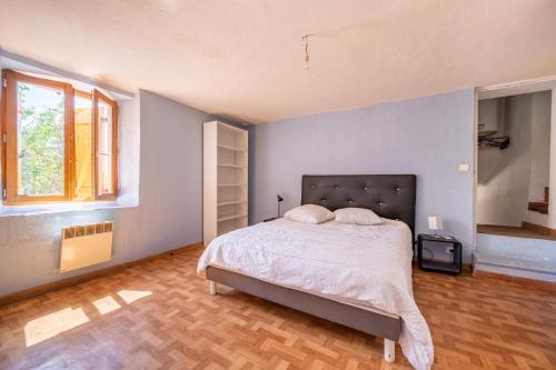 - une chambre avec un grand lit dans un mur bleu dans l'établissement Villa charmante avec piscine privée à Fayence, à Fayence