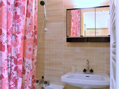 baño con lavabo y cortina de ducha en Appartement Risoul, 2 pièces, 4 personnes - FR-1-330-520, en Risoul