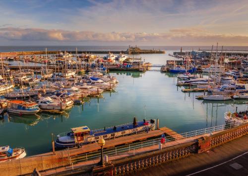 KentにあるOpulent Georgian townhouse overlooking Spencer Squareの港に停泊する船団