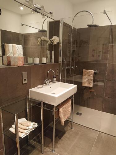 a bathroom with a sink and a shower at Ferienwohnung Barbarossa in Bad Reichenhall