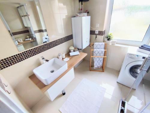 Koupelna v ubytování Sunshine apartment for 6 & Terrase & Free Parking