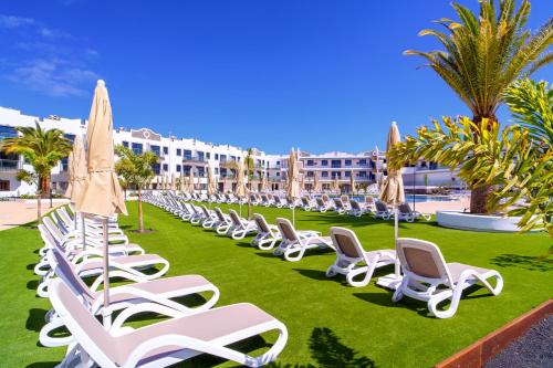 Bazén v ubytování Hotel Cordial Marina Blanca nebo v jeho okolí