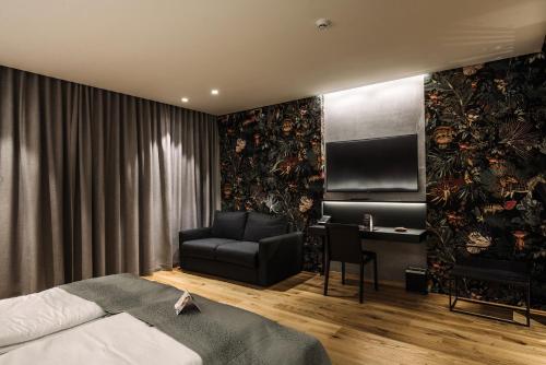1 dormitorio con cama, escritorio y silla en Hotel A en Celje