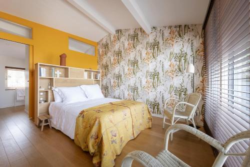 - une chambre avec un lit et deux chaises dans l'établissement Sansas, à Bordeaux