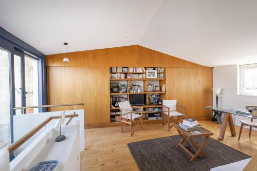 - un salon avec des murs en bois, une table et des chaises dans l'établissement Sansas, à Bordeaux