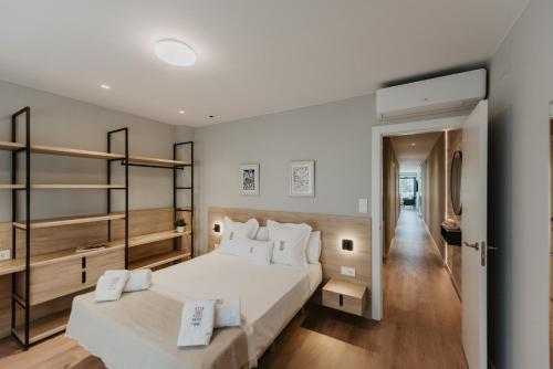 מיטה או מיטות בחדר ב-Petit Luxe Volta Apartaments