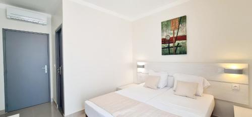 Postel nebo postele na pokoji v ubytování ESPERANCE HOTEL