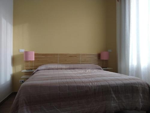 a bedroom with a bed with two lamps on it at affittacamere alloggio olivo Empoli a pochi passi dalla stazione in Empoli