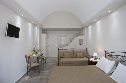 una camera d'albergo con due letti e un soggiorno di Preka Maria a Kamari