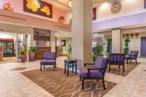 Comfort Suites Maingate East Image