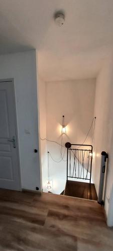 une pièce vide avec une lumière au plafond dans l'établissement La Maison d'Alphonse, au Pontet