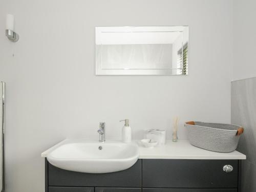 バッドにあるSpring Lodgeの洗面台と鏡のあるバスルーム